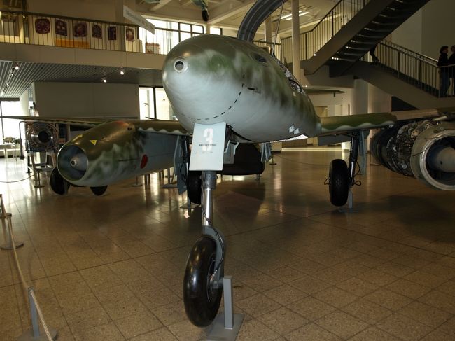 ドイツ博物館に展示されている世界最初の実用ジェット戦闘機であるメッサーシュミットMe262とそのパイロットの逸話に触れてみます。