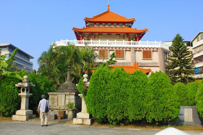 会社を休んで近場の海外旅行に行きたいものの、尖閣や竹島問題で中国や韓国は治安が心配なため台湾に行くことにしました。ただ会社をそんなに休めないので金曜日の夕方出発の4泊5日の台湾一周旅行に決めました。<br />今回の旅程は、<br />10月19日(金) 関空17時15分発のジェットスターで台北に行き、夕食後台中に移動し宿泊。(今回記載)<br />10月20日(土) 台中の宝覚寺、日月潭の文武廟見学後昼食。その後台南の赤嵌樓、高雄の蓮池潭、寿山公園を見学後六合夜市見学。(今回記載)<br />10月21日(日) この日は花蓮への移動。その途中、台東の天后宮、三仙台、北回帰線標誌に立ち寄りホテル。(その2に記載)<br />10月22日(月) 太魯閣渓谷見学後、特急電車で七堵駅に移動し、そこからバスで九分見学後バスで台北の忠烈祠、故宮博物院見学後ホテル。(その3に記載)<br />10月23日(火) 三峡老街と清水祖師廟見学後、台北桃園空港に行き、ジェットスターで関空に行き帰宅。(その4に記載)<br />今回は、阪急交通社のツアーに参加し、基本プランの旅費は39,900円(燃油サーチャージ除く)でしたが、少しぜいたくをして是非とも泊まりたかった台北の圓山ホテルに泊まるべく14,000円追加してランクアッププランで行って来ました。<br />今回は、10月19,20日の旅行記を記載します。
