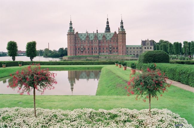 ８月のサマーバンクホリディには、デンマークと南スウェーデンを旅行しました。デンマークのコペンハーゲン、フェリーでスウエーデンのヨテボリへ渡り童話「ニルスの不思議な旅」に出てくるスコーネ地方の古城めぐりをしました。<br /><br />8/29　ロンドン発コペンハーゲンへ、ヘルシンゲア泊。　<br />8/30　フェリーでスウエーデンへ。スコーネ地方の城めぐり、マルメ泊。<br />8/31　フェリーでデンマークに戻りコペンハーゲン市内観光、ロンドンへ