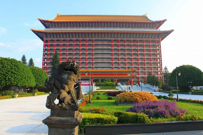 会社を休んで近場の海外旅行に行きたいものの、尖閣や竹島問題で中国や韓国は治安が心配なため台湾に行くことにしました。ただ会社をそんなに休めないので金曜日の夕方出発の4泊5日の台湾一周旅行に決めました。<br />今回の旅程は、<br />10月19日(金) 関空17時15分発のジェットスターで台北に行き、夕食後台中に移動し宿泊。(その1)<br />10月20日(土) 台中の宝覚寺、日月潭の文武廟見学後昼食。その後台南の赤嵌樓、高雄の蓮池潭、寿山公園を見学後六合夜市見学。(その1)<br />10月21日(日) この日は花蓮への移動。その途中、台東の天后宮、三仙台、北回帰線標誌に立ち寄りホテル。(その2)<br />10月22日(月) 太魯閣渓谷見学後、特急電車で七堵駅に移動し、そこからバスで九フン見学後バスで台北の忠烈祠、故宮博物院見学後ホテル。(その3)<br />10月23日(火) 三峡老街と清水祖師廟見学後、台北桃園空港に行き、ジェットスターで関空に行き帰宅。(その4、今回)<br />今回は、阪急交通社のツアーに参加し、基本プランの旅費は39,900円(燃油サーチャージ除く)でしたが、少しぜいたくをして是非とも泊まりたかった台北の圓山ホテルに泊まるべく14,000円追加してランクアッププランで行って来ました。<br />今回は旅行の最終日の三峡の古い街並み見学です。