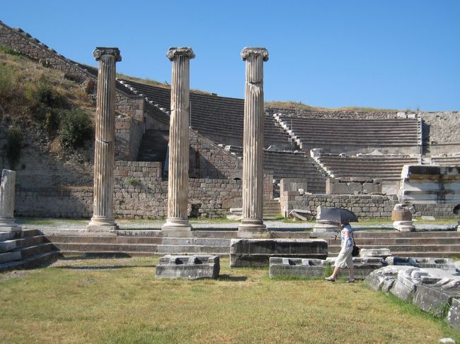 古代ギリシア・ローマからビザンティン帝国、さらにオスマントルコと、世界史の主要舞台でありつづけた彼の地を、なるべくその年代順に訪ねてみたいというのがこの旅のテーマでした。まあ、やはり予定通りにはいかなかったのですが…。<br /><br />まずはエーゲ海寄りの古代遺跡の地、ベルガマをめざします。メンバーは妻と私の二人です。<br /><br />1トルコリラ(TL)≒45円<br />