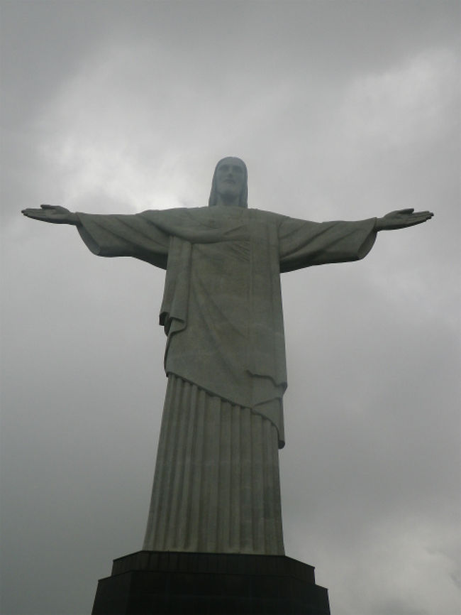 最終日はワールドカップ、オリンピックの準備がどの位進んでいるのか知りたくて、リオデジャネイロ観光にしました。ワールドカップの決勝戦を行うスタジアムは工事してましたが、それ以外は殆ど準備工事見かけませんでした。日本語ガイドに聞いても、殆どやって無いとか言ってたけど、本当に大丈夫なのだろうか？<br />空港の拡張も必要だろうし、ホテル数も足りそうに見えないのだけど。<br /><br />そうは言っても、折角のリオデジャネイロなので、定番の観光スポットだけはカバーしてきました。<br />リオデジャネイロと言えば、コルコバードの丘のキリスト像という事で、まずはここから観光スタート。