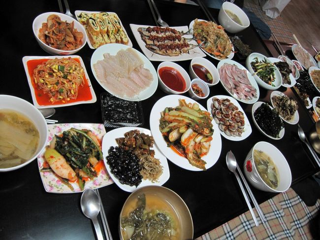 10月20-22日、週末プラス有給1日で韓国に特典旅行。韓国人の友人が、ソウルの家族のうちで家庭料理ごちそうしてくれるということで、日本から友人たちと現地集合。そのあとは自由解散だったので、雪岳山（ソラクサン）の紅葉を見に行ってきました。<br /><br />航空券はデルタマイル1万5千で大韓航空利用。<br /><br />10月20日（土）　KE706 9:25 成田−11:50 仁川、夜ソウル家庭料理<br />10月21日（日）　車で束草へ<br />10月22日（月）　雪岳山観光、車でソウルへ、KE2711 19:00 金浦−21:05 羽田 
