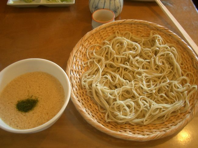 蓼科旅行の仕上げは，もちろん，蓼科蕎麦。ビーナス街道入口の，地元の人推薦のお蕎麦屋さんでいただきました。