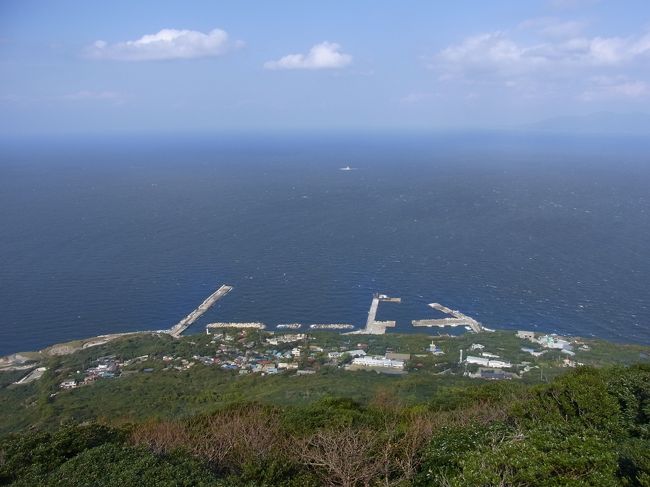 8月に青ヶ島を訪れた際に利島の方と知り合ったので、<br />検索してみると、意外と好みの島じゃないか?って事で計画☆<br />伊豆諸島の中でも近いせいか…特に印象なく素通りしてた(^_^;)<br />訪れてみて御蔵島と共通点が多いな~って思いました。<br />例えばこんな感じ。<br />①船の欠航率が高い。<br />②イルカが棲みついている。<br />③オオミズナギドリの巣がある。<br />④土葬が許可されている。<br />⑤意外に(?)出生率が高い。<br />⑥サクユリが有名。(って…伊豆諸島の他の島々も?)<br /><br />残念ながら御蔵島と違って水は豊富じゃないけどね。<br />でも、この違いはは大きいなぁ~
