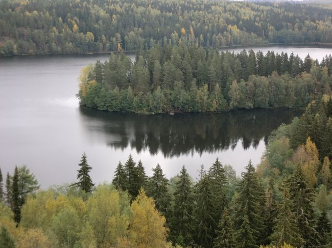12年前、オーロラとフィヨルドに惹かれ北欧３カ国を旅した<br />折にフィンランドへは行きそびれた。<br />今年「森と湖の国」に行ける機会を得て欣喜雀躍...<br />国内便・成田前泊込みツアーに参加。<br />残暑の国から一気に晩秋へと気温が下がるとあって、<br />入念に服装を準備。<br /><br /><br /><br />