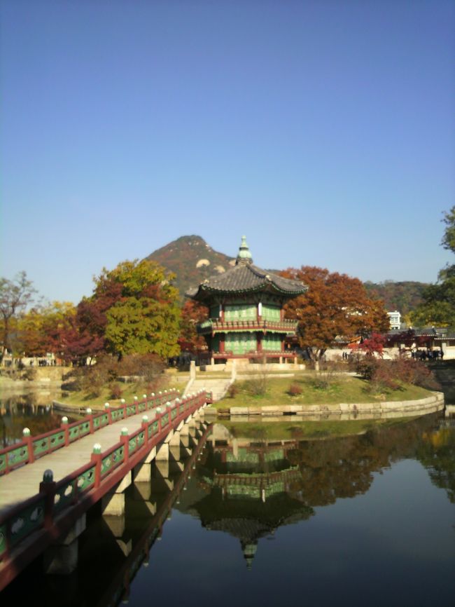 2010年に少女時代をきっかけに韓国に興味を持ちました。<br />次第にｱｲﾄﾞﾙより言葉→文化に興味を持ち、2011年10月に<br />思い切って１人でｿｳﾙへ行ってきました(^Э^)<br /><br />3泊4日の旅で主にｺｽﾒ購入と観光ﾒｲﾝで楽しみました。<br />しっかり下調べして行ったので特にﾄﾗﾌﾞﾙに遭うこともなく。<br />韓国語は喋れないけどﾊﾝｸﾞﾙは読めたので移動に困ることは<br />ありませんでした。<br /><br />2011年の旅行記ですが、これから１人旅される方の<br />参考になれば、と思います。<br /><br />2013年3月には5泊6日でｿｳﾙ→慶尚南道にまで足を伸ばす予定。<br />それまでの貯蓄と韓国語習得のﾓﾁﾍﾞｰｼｮﾝを維持するため<br />初投稿してみました。長い旅行記になりましたが、良かったら<br />最後までお楽しみください♪