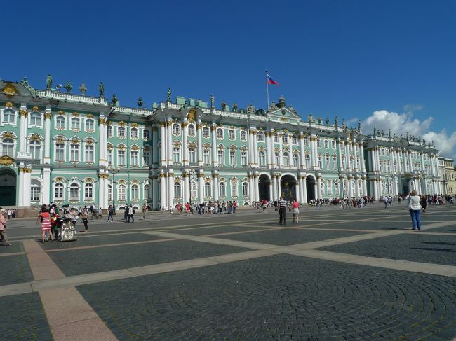 ついに、親分格?のロシア入国。<br /><br />観光ビザを自力で取りに行ったり、何かと面倒だったり、威圧的だったり、<br />さっすがの国であることよ。<br /><br />でもサンクト・ペテルブルクは昔からのあこがれでもあった。<br />歴史も芸術も、バレエも。<br />ロシアに行くのならここ、と決めていた。<br /><br />白夜の3日間、フル活動してきたよー!<br /><br />この日はエルミタージュ見学がメイン!