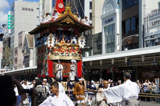 この日は祇園祭りのハイライト山鉾巡行。天気にも恵まれて、最高の条件だったのですが、長刀鉾を追いかけようと場所を離れたのが失敗。人垣に阻まれて、もう、元いた場所には戻れず、遠くから見物するしかなくなってしまいました。<br /><br />ただ、長刀鉾の雄姿は見たし、それではべたな京都見物に予定変更。夏ならではの京都のキラキラを感じる旅に出発です。