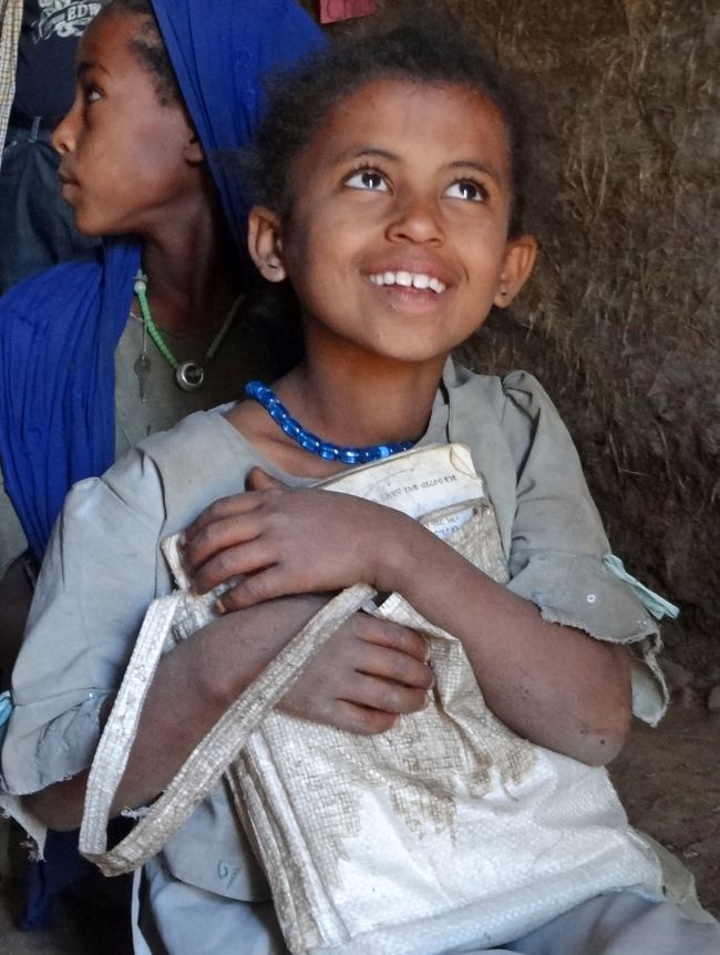 エチオピアは、コーヒーが有名な以外は特段の産業や資源もなく貧しい国ですが、人々が必死に生きている姿を見て、色々と考えるところがありました。貧しいながらも笑顔が素敵な人たち（特に村の小学生）に大勢出会って、癒されました。<br />エチオピアには80以上の民族が暮らしていますが、私が訪れた北部は、日本人がよくイメージする「黒人」よりも、歴史的経緯からアラブの血が混ざった容貌（肌は茶褐色）の人たちが多かったです。よく「文明や交易の十字路」と言われる地域には、混血によって美男美女が多いと言われますが、エチオピア北部の人たちも、キレイな女性が多かったです。男性のことは、よく見ていませんでした…。<br />また、宗教はキリスト教（エチオピア正教ほか）が６割、イスラム教が３割、残りは部族宗教となっています。<br /><br />（写真）バハルダールとゴンダール間の村の小学校で<br /><br />エチオピア旅行記の別冊は以下にあります。<br /><br />『エチオピアの教会と世界遺産』<br />→http://4travel.jp/traveler/adsbd94/album/10721024/<br />『エチオピア特別編～「ダニ」出没情報』<br />→http://4travel.jp/traveler/adsbd94/album/10730199/<br /><br />【行程】<br />①成田→TG→バンコク→ET→アディスアベバ<br />②【アディスアベバ】マスカル広場→聖三位一体教会→考古学博物館→空路→【バハルダール】コーヒーセレモニー［タナ・ホテル泊］<br />③【バハルダール】ティシサット（青ナイルの滝）→タナ湖・ゼギ半島（ウラ・キダネ・ミフレット教会，聖マリアム教会）［タナ・ホテル泊］<br />④陸路【ゴンダール】へ→フラズ村の小学校→【ゴンダール】不思議の城→デブレ・ベルハン・セラシー教会→クスカム教会→ファシリデス帝の大浴場［ゴハ・ホテル泊］<br />⑤空路【ラリベラ】へ→村の散策→第１岩窟教会群・聖ギオルギス教会［ロハ・ホテル泊］<br />⑥【ラリベラ】第２岩窟教会群→ナクタラブ教会→聖ギオルギス教会（再訪）→タッジ・ペット（民族舞踊の酒場）［ロハ・ホテル泊］<br />⑦空路【アクスム】へ→シバの女王の宮殿跡，カレブ王の墓→シオンの聖母大聖堂→オベリスク［ヤハ・ホテル泊］<br />⑧空路【アディスアベバ】へ→エントト山→アディスアベバ大学内民俗学博物館→民族舞踊と料理［ヒルトン・ホテル泊］<br />⑨【アディスアベバ】聖ジョージ教会→メルカート（市場）→アベベ・ビキラ選手の墓参り→空港へ<br />⑩⑪アディスアベバ→ET→バンコク→TG→成田