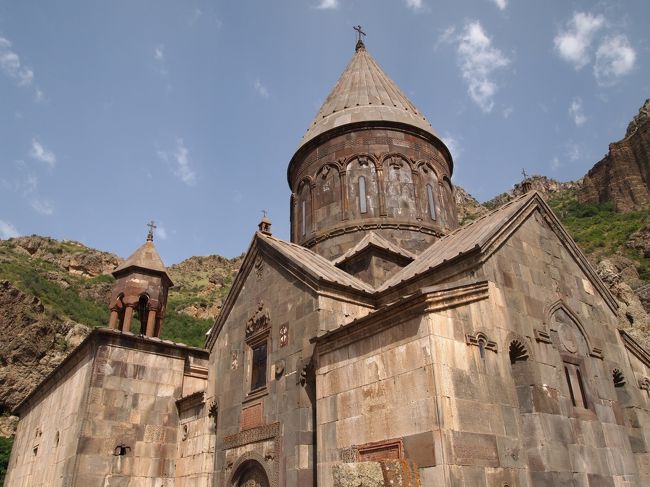 桃色エレヴァンを旅立ち、山あいに抱かれる気高きゲガルド修道院、モダン過ぎるガルニ神殿を巡ります。<br /><br />駆け抜けたアルメニア３日目、しかし立ち止った全ての場所がことごとく個性突出。もういつまでもいつまでも時計を止めていたい、山盛りの愛すべき場所シリーズ、まず午前中の部。