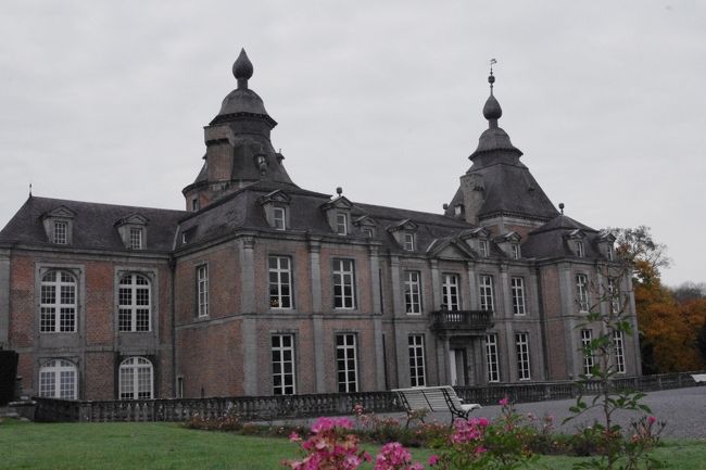豊かな自然に小さな村々が点在するベルギー南東部に位置する<br />美しいアルデンヌの森<br />ベルギー旅4日目は<br />「アルデンヌの古城と小さな町巡り」に参加<br /><br />最初の訪問先は<br />モダーヴ城<br /><br />ー・−・−・−・−・−・−・−・−・−・<br />旅程<br /><br />☆10/18 関空出発ドーハ乗継　 <br />☆10/19　ブリュッセル<br />☆10/20　アントワープ・ブルージュ<br />★10/21　アルデンヌ（デュルビュイ・ディナン）<br />☆10/22　ゲント<br />☆10/23　ドーハ乗継帰国<br /><br />