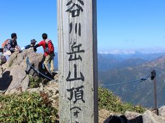 2012年　10月　夏は高山植物で溢れる谷川連峰の斜面に広がる熊笹と紅葉のはじまり