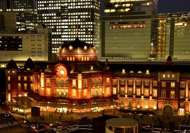 所用で東京へ行く機会があり、道草気分で新駅舎見物を試みてみました。ＴＶなどでライトアップが紹介されていたので、夕景・夜景に果敢にもチャレンジしてみました。大正ロマンと近代建築の粋が調和した赤煉瓦駅舎は、新しく生まれ変わる東京のランドマークとして、スカイツリーと共に東京を牽引していってくれるものと期待します。<br />景観の秀逸さが先行する赤煉瓦駅舎ですが、復原にまつわるエピソードやドラマも沢山あるようです。オペラグラス的な目線で、丸の内駅舎の見所を詳らかにしていきたいと思います。随所に復原の秘話や東京駅の歴史などを織り込み、ストーリー性を持たせた紹介をしていきたいと思います。<br />皆さんが見物される際の参考になれば幸甚です。