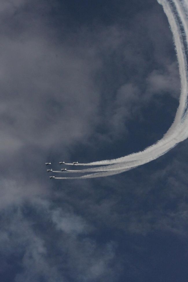 2013年の航空祭は昨年ほど良い天気ではなく、青空もほとんど見えないため現地取材はあきらめ、滑走路進入路5キロ手前の小手指陸橋上で見学しました。観客は100人ほどでした。<br />掲載できる写真はないので、昨年の画像に手を加え（補正・トリミングなど）更新しました。<br />      ──────────────────<br />★緊急情報　2013.11.3　14：09<br />雲間からわずかに青空が覗く天気のもとに始まった2013入間航空祭のブルーインパルスの演技は、開始後20分頃に、空域を救助ヘリ?が飛行したため中止となってしまいました。<br />昨年の2号機へのバードストライク（鳥の衝突）による中止に続く残念な結果でした。<br />その後の進入路下での状況観察では飛行展示は行われたようです。<br />　　　──────────────────<br />いよいよ明日11月3日に入間航空祭2013が開催されます。<br /><br />私の家は入間基地の滑走路から5Kmの進入路真下にあるため、数日前から頻繁な展示機の往来や訓練の様子がわかります。<br />今日は薄曇りですが、明日の特異日の晴れを期待しています。<br />30万人の来場者で大混雑が予想されるため、迷子やトイレ問題が懸念されます。水分は控えめに、入場前に乗換駅・最寄り駅で利用するなどをお奨めします。<br /><br />■航空自衛隊 入間基地 公式サイト<br />http://www.mod.go.jp/asdf/iruma/<br /><br />■入間基地航空祭 2013(転載）<br />http://flyteam.jp/event/detail/975<br />「入間基地航空祭」は2013年11月3日(日)の文化の日に、埼玉県の航空自衛隊入間基地で開催されます。<br /><br />入間基地に配備されているC-1輸送機、T-4、YS-11FC、U-125、CH-47J、F-15のデモフライトが予定されています。ブルーインパルスの展示飛行はウォークダウンを含め12時45分から。また、今年はF-15が航空祭を締めます。<br /><br />催しものでは、各地の航空祭をにぎわせるテレビドラマのパネル展「空飛ぶ広報室」撮影秘話も予定されています。ブルーインパルスの曲技飛行とあわせて楽しみたいところ。<br /><br />会場内には、例年、多数の売店が出展、お弁当や飲み物、航空グッズや2014年のカレンダーなどが販売されています。<br /><br />主なプログラム（2012年のものです）<br />＜飛行展示＞<br />・YS-11FC、U-125：午前9時35分〜午前9時55分<br />・T-4：午前10時5分〜午前10時30分<br />・C-1：午前10時35分〜午前11時5分<br />・CH-47J、U-125A、UH-60J：午前11時10分〜午前11時45分<br />・F-2、F-15：午後1時5分〜午後1時20分<br />・ブルーインパルス：午後1時25分〜午後2時45分<br /><br />＜地上展示＞<br />航空自衛隊：ブルーインパルス、C-1、U-4、T-4、U-125、YS-11FC、CH-47J、F-15J、F-2、E-2C、U-125A、UH-60J、C-130H、T-7、T-400<br />陸上自衛隊：AH-1S、OH-1、OH-6D、UH-1<br />海上自衛隊：P-3C、SH-60J<br /><br />＜催し＞<br />・T-4リトラクション<br />・Patriot PAC-3 J/TPS-102 災害派遣用器材 機動衛生ユニット展示<br />・ミス航空祭パレード&amp;発表会<br />・ロンドンオリンピック自衛官メダリストのトークショー<br />・入間基地軽音楽部演奏会<br />・入間修武太鼓<br />・エイサー<br />・航空中央音楽隊演奏会<br />・入間基地美術展＜催し＞<br /><br />◇　　　◇　　　◇　　　◇　　　◇<br />表紙写真<br />航空自衛隊ブルーインパルスの展示飛行　　2012.11.3　<br />Demonstration flight of the Blue Impulse in Iruma Air Base/Japan Air Self Defence Force/Saitama<br />（2013.10.31写真替え）<br />　　<br />例年11月3日文化の日に航空自衛隊入間基地で開催される入間航空祭に3年ぶりに行ってきました。<br />天気の特異日で晴れの確率80％？とも言われるだけあり、今日も朝は曇りながら、昼前には青空がのぞく絶好の航空祭日和となりました。<br />お目当てのブルーインパルスの展示（曲技）飛行は13：30ごろの開始が予定されており、少し早めに小手指の自宅を出たが、最寄の稲荷山公園駅は大混雑で、基地入り口の西武池袋線の踏み切り通過は10分も待たされた。<br /><br />広い駐機場は朝からつめかけた大勢の観客でいっぱいで、展示された航空機を見に近づくのも容易ではない。<br /><br />お目当てのブルーインパルスの展示（曲技）飛行の開始は13時半ごろだったが、それまでは展示された航空機を人垣の後ろから、両手を掲げてどうにか撮った。<br />13時15ごろから戦闘機F-2とF-15の展示飛行が見られた。それぞれ単独飛行だがエンジンの爆音のすごさには驚きと感動に酔いしれた。<br /><br />お待ちかねのブルーインパルスは13：45頃に開始された。<br />何度見ても、毎回同じ演技であっても、青空とうっすらとした白い雲を背景に飛ぶさまはたとえようがないすばらしい見応えだ。<br />入間基地の近く小手指地区に住み、滑走路の進入路真下で日常的に航空機の騒音にはいささか迷惑しているが、この勇姿を見せてくれるので我慢しよう。<br />予定より短時間で打ち切られた様子であったが、翌日の情報で2番機へのバード・ストライク（鳥の衝突）が原因であったそうだ。<br />墜落しなくてよかった。<br /><br />展示飛行終了後も、帰りの電車の混雑を心配して帰宅を遅らせる観客が多数おり、「本日の所属基地への帰港予定機はすべて離陸しました」との場内放送と、蛍の光の曲が延々と続いた。<br /><br />天気にも恵まれ楽しい一日でした。<br />翌日の報道ではこの日の来場者数は22万人。<br /><br />撮影CANON EOS40D EF-S17/85,EF-S55/250(飛行中の画像）<br />P mode,ISO1600〜400,WB auto<br />&lt;編集後記&gt;<br />3年ぶりの入間航空祭は期待通りの内容でした。<br />ブルーインパルスなどの展示飛行が華ですが、ふだんは近くで見られない航空機（飛行機）を間近で見られるのもいいものです。<br />航空機の写真だけではなく、会場の雰囲気や人々の表情を捉えて記録することにもたいへん興味がありました。<br /><br />2012年8月19日横田基地で開かれた日米友好祭2012http://4travel.jp/traveler/810766/album/10698710/でのアメリカ人隊員の陽気な雰囲気とは大きく異なりますが、それぞれに特徴があって楽しみ方もいろいろです。<br />両者を比べてご覧いただくと興味が増すと思います。<br /><br />■＜望遠レンズによる飛行物体の撮影方法＞<br />高速で飛行する機体を撮影するにはAF:オート・フォーカス（自動焦点）でピントを合わせるのは困難な場合が多々あります。<br />機体がフォーカス・ゾーンに入るのは一瞬で、ファインダーを覗きながらゾーンに収めるのは容易ではありません。<br /><br />私が今回の撮影でも用いた方法はMF：マニュアル・フォーカスです。<br />数百メートル先を飛行する機体に焦点を合わせるためには、あらかじめ地上の遠方の被写体で焦点を合わせておきます。<br />フォーカスリングに指が触れてずれてしまうことがあるので、時々確認のために同じ作業を行ないます。<br />この作業を行わないとレンズの性能がフルには発揮できません。<br /><br />一般的にフォーカス・リングの無限遠位置とストッパーの位置は少しだけ異なり、ストッパーのわずかに手前が無限遠（数百メートル〜∞）です。<br /><br />この方法は50年も前に、オート・フォーカスが発明されるずっと前に、富士スピードウェイで高速で近づくレーシングカーを200ミリ望遠レンズで撮るときに覚えたものです。<br />撮影ポイントをあらかじめ決めておき、そこに来たら撮ります。<br />そのほかに流し撮りなども覚えましたが、今思えば楽しかったなー！<br /><br />　　yamada423<br /><br />&lt;a href=&quot;http://blog.with2.net/link.php?1581210&quot;&gt;人気ブログランキングへ&lt;/a&gt;<br /><br />