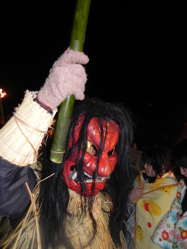 男鹿半島の中央にある真山神社で行われる、なまはげと柴灯の２つの祭りが一緒になった行事。本来のなまはげは大みそかに各家を回るのだが、ここでは、集団となったなまはげの神社への参拝や踊り、境内を練り歩く様子など見ごたえのある行事になっている。また、近くの「なまはげ館」や「男鹿真山伝承館｣で、なまはげに関する展示、なまはげ踊りの実演、それに、大みそかに行われる各家へのなまはげ訪問の再現などすべて無料で見学することができる。ただ、２月の山中の夜に行われるため、寒さは厳しく、また見学者が多く、写真を撮るのも一苦労だった。