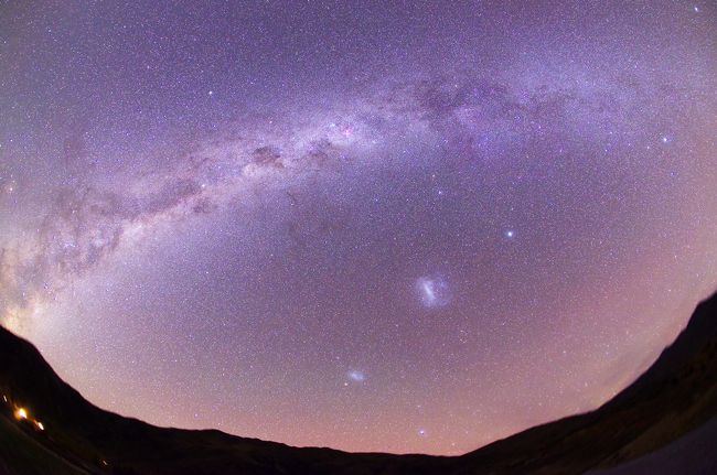 ここクイーンズタウンにきた最大の目的の一つに星空鑑賞とあわよくば赤いオーロラに出会えたらという思いでやってきました。<br />ニュージーランドで見れるオーロラは低緯度オーロラと呼ばれ、普段私たちがオーロラとイメージする緑の帯ではなく、その上の層の赤い部分を見るような感じです。（大変強いオーロラの場合は緑の帯が動く様も見れると聞きます）<br />低緯度オーロラが比較的見られる場所は、ニュージランドの南島、タスマニア、北アメリカの五大湖付近と記憶しています。<br />といっても、太陽風が強いときでないと見れないので、そうそう頻繁には見れないようです。<br />ですが、今年から来年にかけて太陽活動の最大期を迎えるので、例年より比較的見られる確率が上がっていると思います。<br />オーロラ鑑賞に関してはあらかじめ大きなオーロラが出やすい時期を狙ってはいったものの、気分は完全に博打で向かいました。<br /><br /><br />星空に関してですが、まず到着初夜のクイーンズタウンで驚かされました。<br />ホテルのベランダから見上げると若干曇っていたものの、天の川がしっかりと肉眼で見えたのです。<br />しかも大小マゼラン星雲まで。<br />そして、この時期は南半球で見られる星座の代名詞とも言われる南十字星が日没とともに天頂付近にみえます。<br />あんなに高くに南十字星を見たのは初めてだったのでとても感動しました。<br />しばらくして夜半を過ぎたあたりから今度は天の川銀河の一番明るいバルジとよばれる部分が昇ってきてとても賑やかな空になりました。<br />ちょうど月のめぐりもよく新月だったので星だけで明るい夜空を堪能することができた旅でした。<br /><br />それにしても明かりのある街中なのに星空を堪能できるのはほんとうにすごいことだと思います。<br />東京では見えて2等星ですから。<br /><br />私は宿のベランダにカメラをセットして一晩中空を撮っていましたが、より暗く明かりの無い場所に案内してもらおうと、スターウォッチングツアーにも参加しました。<br />星の撮影にはまったくの初心者で、望遠鏡も子供の頃に触ったっきり、星座や星の名前もあまり知りませんので、ツアーで案内される内容はどれも楽しいものばかりでした。<br />ちなみに私はクイーンズタウンに５泊したので５晩とも申し込んでいましたが、曇りや雨のときは催行されなかったので晴れた３晩お願いすることになりました。<br /><br />そのツアーはこちら。<br />サザンクロス☆スターウォッチングツアー<br /><br />http://rakudaoyaji.web.fc2.com/sct.htm<br /><br />らくだおやじさんこと、ヨネトミノルさんが催行されています。<br />オーロラ速報にもよくニュージーランドからのオーロラの便りとして写真が載せられており名前だけは存じておりました。<br />WEBサイトには素晴らしい写真の数々が掲載されており、とてもわくわくする内容で、WEBサイトに載っているうたい文句のまま素晴らしい星空を堪能させてもらったのでした。<br />せっかくクイーンズタウンに来たのであれば、ぜひ参加してほしいツアーの一つだといえます。<br />ツアーは夜半すぎまで行われ参加した翌日は睡眠不足でしたがとても有意義な時間を過ごせました。<br />（５日間とも晴れていて参加だったら倒れていたかもしれないですが）<br />連日ご案内ありがとうございました。<br /><br />ちなみに私はデジタル一眼撮影コースにも参加しました。<br />赤道儀にカメラを乗せてもらい、星が軌跡を描かないように追尾撮影する方法です。<br />通常はコンポジットといって何枚も同じ写真を撮り合成をしなければきれいに写せないような天体も明かりのない空の下では一発撮りで勝負ができるそうです。<br />また、望遠鏡に直接カメラを取り付けて撮影することもできるようなのですが、私がこのとき持って行ったカメラはマウントがないらしく直焦点撮影はできませんでした。<br />次回は直焦点撮影ができるカメラもしくはマウントを持参しようと固く誓うのでした。<br /><br />初心者の私でも本格的な天体写真を撮れてしまうデジイチ撮影コースはほんとおすすめです。<br /><br />ちなみにオーロラはたまたま写すことができましたが、曇りだった前日の方が大きな波がきていたようで、晴れていたらと悔しがったのでした。<br />星もオーロラも見るにはやはり晴天率のいい場所でないといけませんね。<br /><br />少しだけ撮れたオーロラの動画です。<br />興味があったらどうぞ。<br /><br />http://www.youtube.com/watch?v=ca1UDLdrrOA<br />