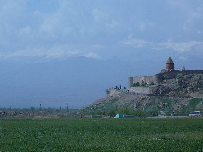 アルメニア一人旅の3日目は、現地旅行会社の1日ツアーに参加しました。アルメニアの良かったことの1つは、観光案内が充実しているところ！観光案内所にも旅行会社にも色んな資料があって、すごく参考になった。Armenia information 　※共和国広場近くにあるhttp://www.armeniainfo.am/Hyur service　ツアーに参加した旅行会社。http://www.hyurservice.com/eng/定期で開催されている、Khor Virap- Noravank - Jermuk - Areni の1day tourに参加。約8時間で10000AMD(≒日本円で2000円くらい？)しっかり解説のついたガイドさん＆お昼ごはんがついてこの値段はなかなかgoodと思う：）この旅行会社には、後にグルジア行きの航空券も手配してもらった。