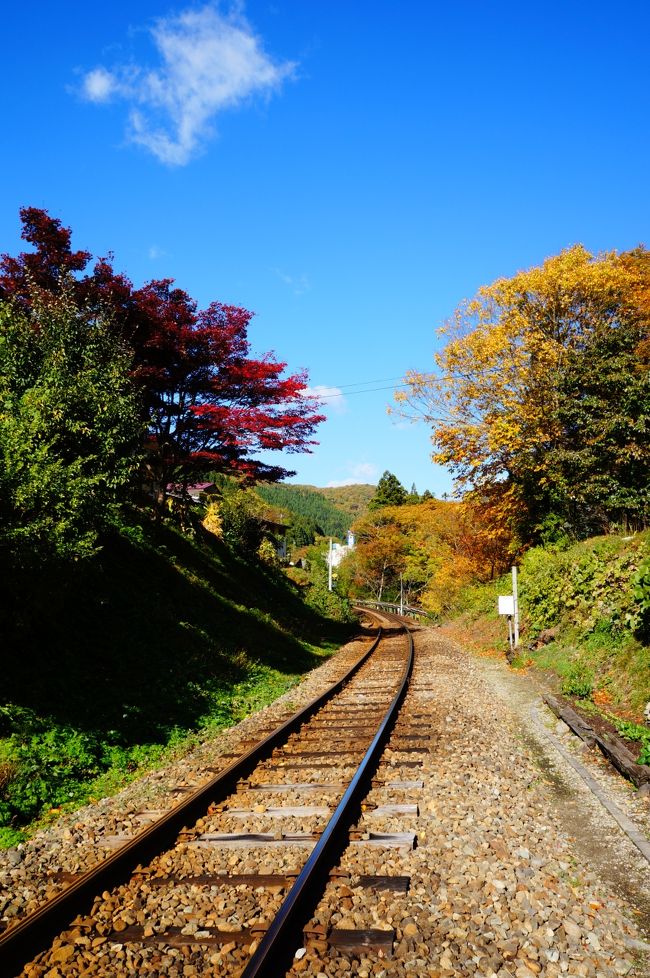 紅葉を求めて、うつくしま福島へ。<br />東武とローカル鉄道も楽しめます。<br />スペーシア、野岩鉄道、会津鉄道。<br /><br />1日目は、会津田島から塔のへつり、<br />湯野上温泉で民宿へ。<br /><br />2日目は大内宿と芦ノ牧温泉にも<br />少しだけ。日本ならではの<br />美しい山里をめぐります。