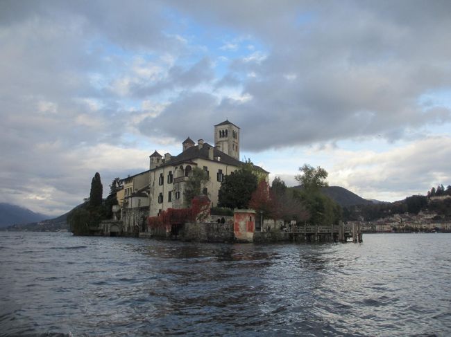 イタリアはピエモンテ州（ノヴァーラ県）にあるオルタ湖のオルタ・サンジュリオという小さな街に３泊して来ました。<br /><br />オルタ湖は北イタリアの湖水地方にある湖のひとつですが、観光地としてはマジョーレ湖やコモ湖、ガルダー湖ほど有名ではないにしろ、別な趣で魅力のある素敵なところでした。<br />特にこじんまりとした街が隠れ家的な感じで、すっかり気に入ってしまいました。<br /><br /><br />１日目：<br />スイス（自宅から車で３時間半強）→オルタ・サンジュリオ→サンジュリオ島→オルタ・サンジュリオ泊