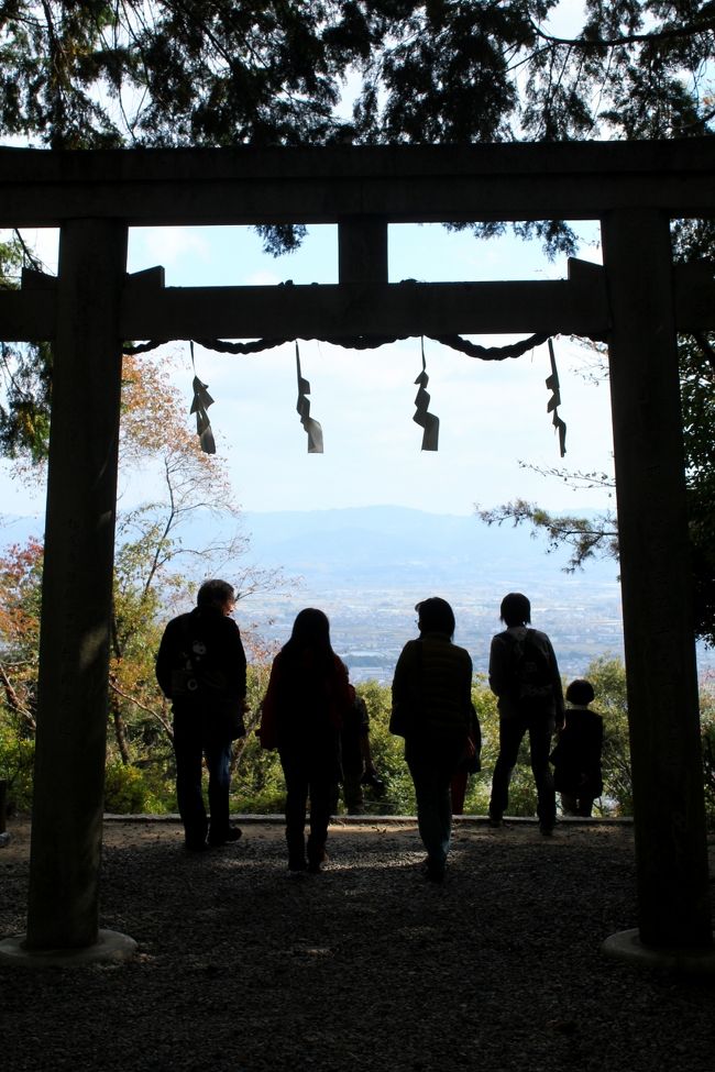 11月3日…。<br />この日は秋の奈良コミュのオフ会 in 大和郡山。。<br />日本最初の厄除寺と言われる「松尾寺」での<br />秘仏『千手観音像トルソー』（奈良時代8世紀）などを見学。。<br /><br />「サンマルク」でランチ♪<br />焼きたてパンをいっぱいいただいて…。<br /><br />そして、「慈光院（じこういん）」の石洲の庭園で<br />重要文化財に囲まれてお抹茶。。。<br /><br />今回のメンバーは１０人<br />☆道民に憧れる…管理人　はなかみno王子さん<br />☆スヌーピーと滝を愛される　JOECOOLさんご夫妻<br />☆我らが師匠　芸術家にしてグルメ　大目付さん<br />☆讃岐から参加　かずちゃんママさん<br />☆奈良コミュの愛すべき天然レベル３　ガブちゃんことガブリエラさん<br />☆仏像LOVE　ゆうこママさん<br />☆細かい手作り作品がお得意　らぼさん<br />☆アクティブキャラ間違いなし　さよりさん<br />☆やっと参加できた　天然レベル３　kuritchi<br /><br /><br />ちょっと、大人の落ち着いた雰囲気（？）のオフ会、前編です。。<br /><br />【写真は「松尾寺」『松尾神社』】<br /><br />（作成中）<br />