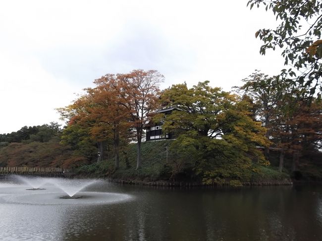 高田公園は、徳川家康の六男「松平忠輝」が築城した高田城の跡に作られた公園です。<br />公園全体が新潟県の史跡に指定されています。<br />春は、桜。<br />夏は、蓮。<br />そして秋は、紅葉！<br />と、言う事で少し早いとは思いましたが高田公園へ出向きました。