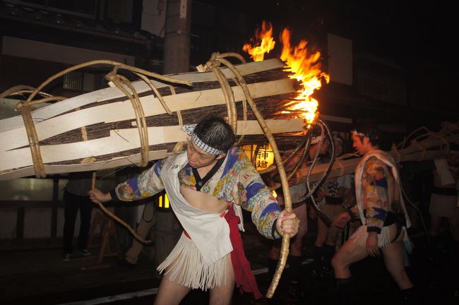 時代祭から、そのまま鞍馬の火祭に回りました。母とは分かれて、ここは私一人。<br /><br />しかし、さすがに昼間の疲れで、ぐったりしているのと、狭い道に押しかけた大勢の観光客で押し合いへし合い。始めのころは、身動きもできないほどで、祭りなんか見物できるのか心配になるくらいでした。<br /><br />それでも、夜が更けるにつれて、だんだんと人も減ってきて余裕も出るし、かわいらしい子供の小さな松明が行ったり来たりするうちに、落ち着いた雰囲気に。それが、今度は大きな重たい大人の松明に代わると、迫力も増して、祭りの雰囲気は一気に盛り上がります。<br /><br />クライマックスという神社の前の松明勢揃いには、交通規制で行けませんでしたが、鞍馬の街が一つになる祭りの醍醐味は十分に感じられたと思います。