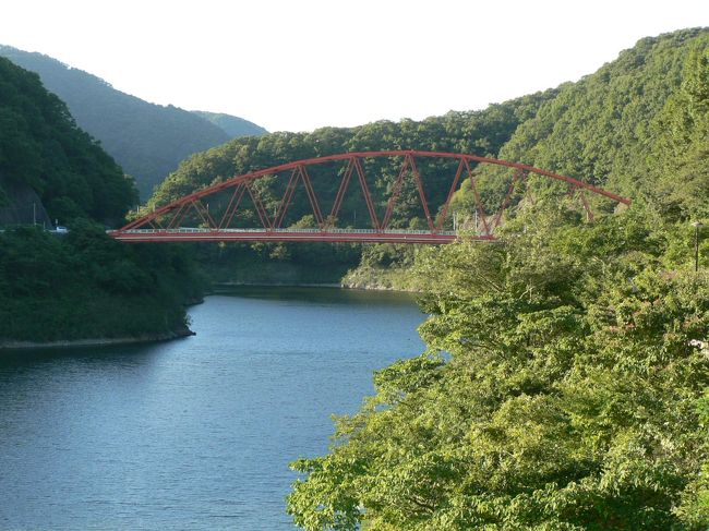 兵庫県立一庫公園（ひとくらこうえん）は兵庫県川西市にある公園で知明湖と周辺の森林の環境保全を目的として１９９８年に開設されている。 一庫ダム建設により生まれた知明湖と水面に半島のように突き出している知明山（標高３４９ｍ）、山麓に広がる森林に囲まれた面積約４８haの都市型自然公園。 かつて一庫炭の産地として知られた森で一帯は猪名川渓谷県立自然公園の区域に指定されている。<br />（写真は兵庫県立一庫公園の光景）<br />