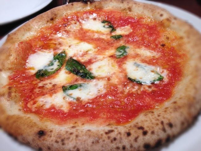 職場のYさんが「オープンしたイタリアンへ食べに行けへん?」と言ってきて、気にはなっていたんでランチで行くことにしたんですが、時間的にランチでは厳しいなーと、Kさんと3人で夜に行くことに。10月に行くことになっていたのですが、Yさんの諸事情で11月になりました。<br /><br />その後のランチ編<br />http://4travel.jp/traveler/taino-okashira/album/10733147<br /><br />309沿いにあるんですけど敷地があるだけで店舗は奥にあるんで、309からだとわかりにくいです。行っている美容室の店長さんが、他のお客さんにその話をしていて「帰りに見るんですけど、どこにあるかわからないんですよねー」と。<br /><br />エディオンが隣なので、それを目指してくるほうがいいですね。あとはその敷地には簡易郵便局と三菱東京UFJのATMがあります。<br /><br />有名なシェフのようで、オープン当初の花は阪神タイガースの選手・元選手から贈られていたお祝いが飾ってありました。<br /><br />たまに用事でその近辺に行くんで、オープン当初は軽く並んでいたんですけど、そのうち並んでいる風景をみません。クチコミなどで見ていると、ランチにしては高いらしいんで、リピーターがいないのかなー。味は美味しいですけどね。<br />それがあるのかどうかはわかりませんが、20時半まではいましたけど、私たち入れて4組しかお客さんは来てませんでした。せっかく、沢山テーブルがあるのに勿体ない。カウンター席も物が置かれていたんで、普段からあまり入ってないのかも。<br /><br />パスタの量は少ないです。もうちょっと値段を下げるかパスタの量を多くすればいいのではないかなぁ。美味しいのに勿体ない。<br /><br />ハッキリ言って、なぜあの場所に建てたのかが不思議。誰をターゲットにしているんだろー。あのあたりの会社の人のランチターゲットでは値段設定が高いし。。。