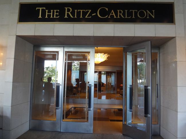 東京六本木のホテル『THE RITZ-CARLTON TOKYO』のクラブフロアに<br />宿泊してきました。<br /><br />毎回リッツカールトンのクラブフロアの宿泊費が<br />最安値になるのを狙っています。(笑)<br /><br />最近だと赤ワインのボトルが付いて45,087円というお得なプランが<br />出ました。<br />その時は、都合が合う人が居なかった為、今回は赤ワイン無しで<br />45,087円~という料金で宿泊してきました。<br /><br />『ザ・リッツ・カールトン東京』のクラブフロアだと<br />いつも5~6万円台なので一応激安プランになると思います。<br /><br />東京タワー側はプラス4,746円の49,833円~で泊まれます。<br /><br />今回も隅から隅まで写真に収めたいと思います。<br />http://www.ritzcarlton.com/ja/Properties/Tokyo/Default.htm