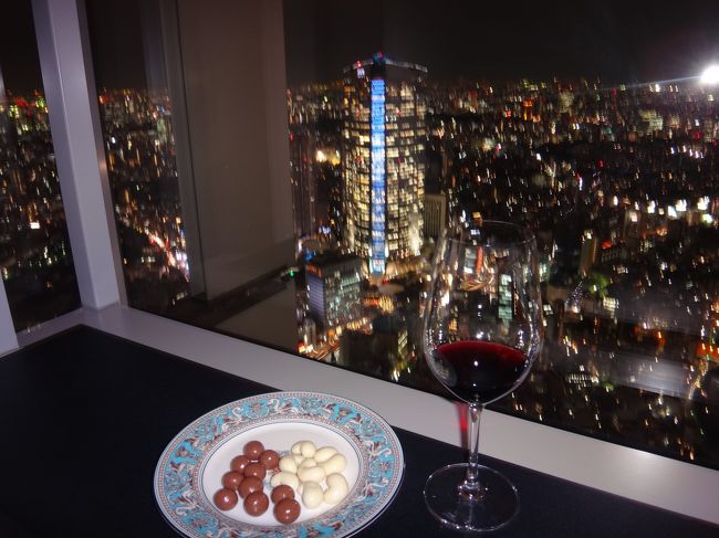 『ザ・リッツ・カールトン東京』53F<br /><br />【クラブラウンジ】のフードプレゼンテーションの様子。<br /><br />イブニング・オードブルタイム(17:00~20:00)<br /><br />イブニング・スイーツタイム(20:00~22:00)の<br /><br />お料理の写真や、ラウンジからの景色、<br /><br />ターンダウン後のクラブフロアのお部屋からの眺めもご覧下さい。<br /><br />