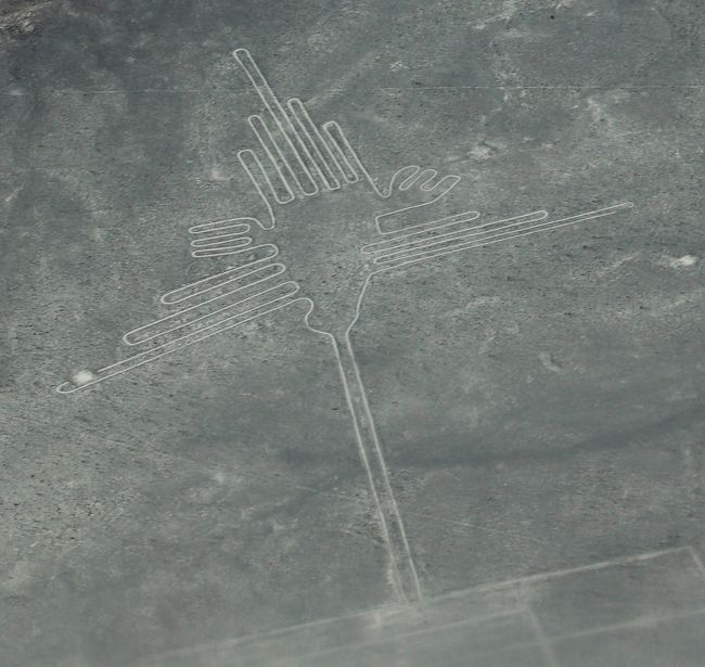 いつかは行きたいと思っていた南米ペルー。ナスカの地上絵、天空都市マチュピチュ、クスコの街並み、チチカカ湖、大都市リマ・・・。<br /><br />それぐらいしか知らなかったが、行ってみて想像以上に良かったです。また行きたい国がひとつ増えました。<br /><br />最初の観光は、ナスカの地上絵。リマからパンアメリカンハイウェイを300キロ南下したイカからセスナは飛びます。イカまで片道5時間、遊覧飛行は、1時間半です。イカでの待ち時間を利用して砂漠の中のワカチナでサンドバギーを楽しみました。<br /><br />ただ地上絵は、ファインダー越しに狙っていたのであまり多く捕らえることはできなかったです。まず目視して確認してから次にファインダーを覗き込む方が確実だと思います。<br /><br />ディナーは、リマのアストリッド&ガストンでペルー料理をいただきました。セビッチェが特に美味しかったです。
