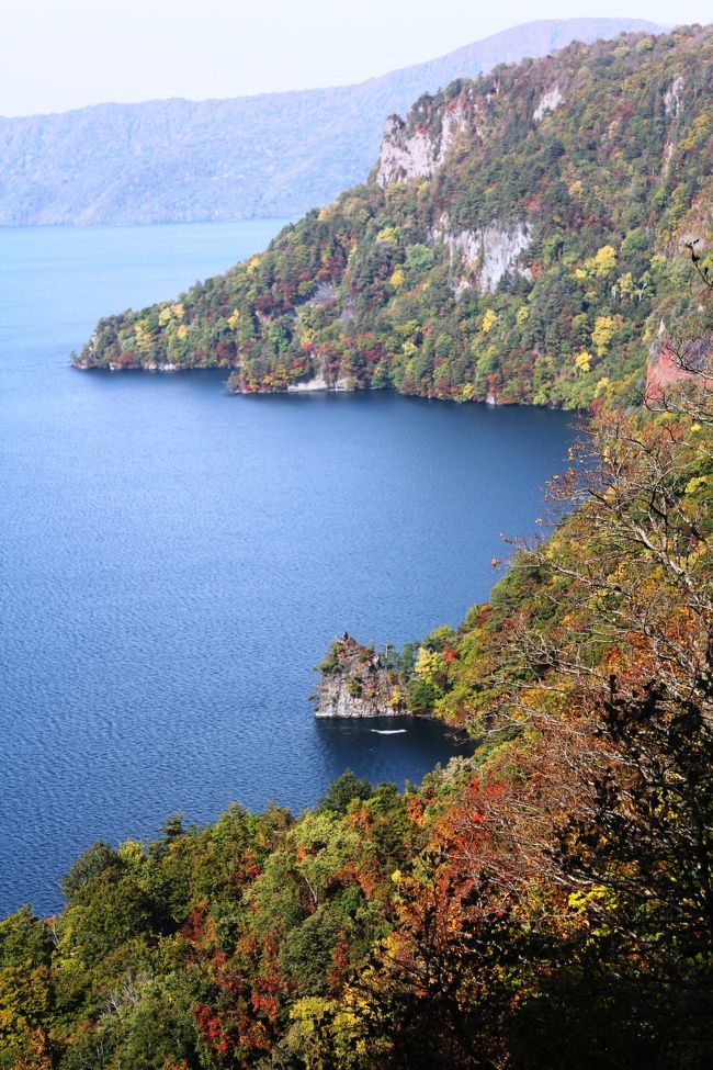 37年ぶりの東北の紅葉を求めて10月19日から10月27日までの9日間を自家用車で巡ってきました。<br />　3,000ｋｍは自己記録です。<br />　今年の紅葉は1週間以上遅れているそうでした。<br /><br />紅葉めぐり<br /><br />10月19日（金）　姨捨サービスエリア　　　まだまだ<br />10月20日（土）　那須ロープウェイ周辺　　見ごろ 　　　　<br />　　　 　 　　 　 　牛ヶ首から、姥ヶ平　　　終わりに近づいています<br />　　　　　　　 　 　駒止の滝　　　　　　 　　見ごろ<br />　　　　　　　　 　 つつじ吊り橋　　　　　 　これから<br />10月21日（日）　弘前城　　　　　　　　　　 まだまだ<br />　　　　　 　　　 　中野もみじ公園　　　　 　これから<br />　　　　　　　 　 　城ケ倉大橋　　　　　　 　見ごろ<br />　　　　　　 　　 　八甲田山　　　　　　 　　見ごろ<br />　　　　　　　　 　酸ケ湯・地獄沼・睡蓮沼　 見ごろ<br />10月22日（月）　蔦沼・奥入瀬・十和田湖　 これから<br />　　　　　　　　　 八幡平　　　　　　　　 　　 見ごろ<br />10月23日（火）　田沢湖・抱返り渓谷　　　 これから <br />　　　　　　　　　 乳頭温泉　　　　　　　　 　 見ごろ<br />10月24日（水）　角館　　　　　　　　　 　　 まだまだ<br />　　　　　　　　 　鳴子峡　　　　　　　 　　 　見ごろ<br />10月25日（木）　磐梯吾妻スカイライン　　 見ごろ<br />　　　　　　　　 　大内宿・塔のへつり　　　 見ごろ<br />　　　　　　　　 　鬼怒川温泉　　　　　　　 これから<br />10月26日（金）　いろは坂・明智平　　　　 見ごろ<br />　　　　　　　　　 中禅寺湖・八丁出島　　　 見ごろ<br />　　　　　　　 　　旧イタリア大使館　　　　 見ごろ<br />　　　　　　　　 　竜頭の滝・戦場ケ原　　 　おわり<br />　　　　　　　　 　湯滝　　　　　　　　　 　　 見ごろ<br />10月27日（土）　姨捨サービスエリア　　　 これから　　　　 <br />