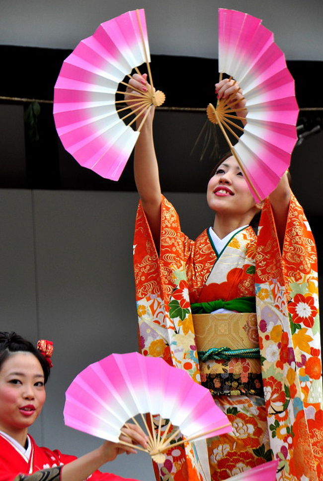 昨年、国民文化祭行けなかったので、<br />京都の友達のお勧めで<br />今回の京都での目的は、踊り子隊を案内して頂きました。<br /><br />京小町踊り子隊による創作舞。<br />華やかな着物を着たお嬢さん方による愉しい踊り、<br />本来の着物持つ魅力を、また一つ発見・<br />着物を着た姿で飛び跳ねて踊ります。<br />「フラッグ」、そして新体操の「リボン」<br />と蛇の目傘を遣った踊りなんて見物ですね。<br /><br />　　　　■■■■■20121103散策撮影場所■■■■■<br />20121103京都巡り（１）下鴨神社を歩く<br />http://4travel.jp/traveler/isazi/album/10724175/<br />20121103京都巡り（２）上賀茂神社・上七軒の舞妓さん日本舞踊<br />http://4travel.jp/traveler/isazi/album/10724213/<br />20121103京都巡り（３）上賀茂神社・上七軒の芸妓さん日本舞踊<br />http://4travel.jp/traveler/isazi/album/10724586/<br />20121103京都巡り（４）上賀茂神社・京小町踊り子隊