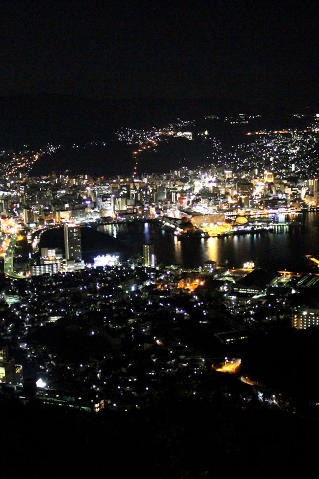 日本の高度成長期を支えた、夢の島。。。長崎県端島、通称軍艦島。<br /><br />約40年前に炭鉱が閉鎖され、その後は島全体が廃墟の島となっていた。<br />そんな廃墟の島に再び注目が・・・<br />世界遺産登録を目指し、様々な活動が始まった。<br />そして上陸クルーズも組まれるようになり、いつか行ってみたいな♪って思っていた。 <br /><br /><br />そんなきっかけから計画し始めた長崎旅行。<br />長崎自体は三度目なんだけれど、一度目はハウステンボスonlyだったし、<br />二度目は九州縦断の途中で有名どころに少し立ち寄った程度。<br />今回はどっぷり3日間長崎を満喫できるので、行きたいところを網羅しよう・・・<br /><br />というわけで、軍艦島上陸が欠航となったこの日の午後、山手から大浦天主堂界隈をのんびり散策。<br />世界新三大夜景（香港・モナコ・長崎）に認定された稲佐山からの夜景を楽しみ、一口餃子で有名な「宝雲亭」で遅めの夕食を頂いて。。。<br /><br />軍艦島上陸クルーズが欠航になるってわかった時は、かなり焦ったけれど、今から思えば結果的にとても充実した3日間になったかな〜〜<br /><br /><br />孔子廟/中国歴代博物館　　http://www5.ocn.ne.jp/~kousibyo/<br />東山手洋風住宅群　　http://www.nagasaki-tabinet.com/guide/86/<br />岩崎本舗　　http://0806.jp/top.html<br />稲佐山夜景　　http://www.nagasaki-ropeway.jp/<br />宝雲亭　　http://tabelog.com/nagasaki/A4201/A420101/42001363/