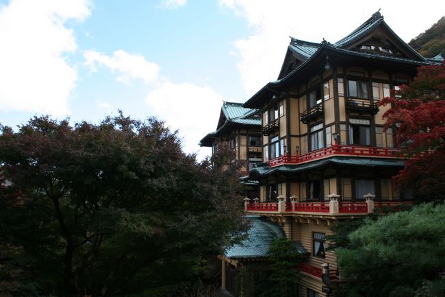 結婚１周年を記念して、箱根宮ノ下富士屋ホテルに行ってきました。<br /><br />西洋の雰囲気漂う外観と１３０周年の歴史を誇る日本では数少ないクラッシックホテル。<br /><br />知り合いのご厚意もあり、ヘレンケラーも宿泊したといわれる花御殿のスイートルーム「櫻」に宿泊。<br /><br />富士屋ホテルの名物ビーフカレーも堪能し、普段は体験できない贅沢で至福のひと時を過ごすことができました！！