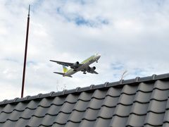 ４２．２０１２年夏休み５泊６日の北海道旅行　湯の川温泉 湯元 啄木亭の最上階の温泉大浴場　露天風呂の上をかすめる着陸機　函館競馬場