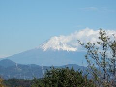 日本平中腹にある静岡県舞台芸術公園から秋晴れの富士山を眺める！