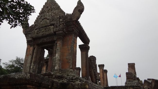 以前にツアーでも訪れたことのあるカンボジア。<br />前回はみっちり予定が詰まっていて、なかなかゆっくり楽しむことができなかったので…<br />今回は完全フリーで初めての一人旅に行ってきました。<br /><br />3日目のプリアヴィヒアの記録です。<br />プリアヴィヒアは個人で行くのは難しい(たぶんムリ)ので、安心安全なガイドさんに連れて行ってもらうのがベター。<br />私が参加したツアーは、4WDのタクシー代とランチ(飲み物は別途、各自持参)込みで、1人125ドル(2人催行。1人の場合は200ドル＋α。ただし当日他にお客さんがいれば、1人参加でも125ドルでOK)でした。<br /><br />1日目：移動日<br />2日目：アンコール国立博物館<br />　　　 アンコールワット<br />3日目：プリアヴィヒア　 <br />4日目：アンコールトム<br />5日目：西バライ<br />　　　 トンレサップ<br />　　　 ナイト遊園地<br />6日目：帰国