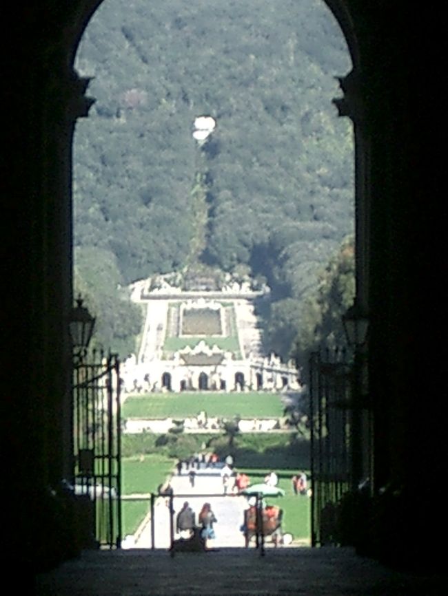 あまり有名ではありませんが，「カゼルタの18世紀の王宮と公園、ヴァンヴィテッリの水道橋とサン・レウチョの邸宅群」として1997年にUNESCOが世界文化遺産に指定しました。ブルボン家がヴェルサイユに模した宮殿にしただけあって，広すぎてとても歩いてまわれるものではありませんでした。