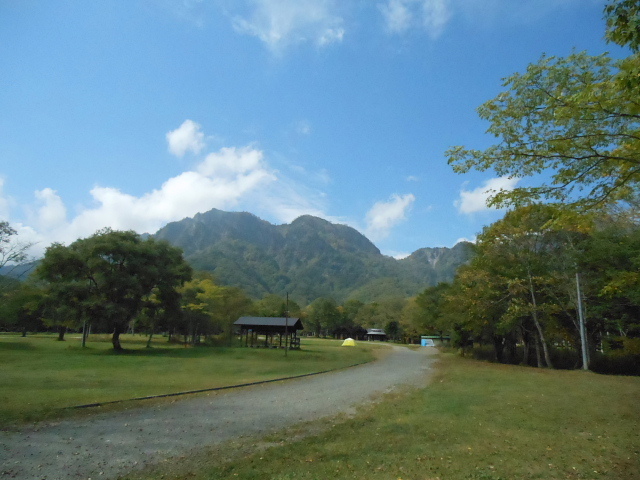 戸隠森林植物園を出て帰路に付く前に、戸隠山のきれいな風景が堪能できる戸隠キャンプ場に立ち寄ってみました。<br /><br />※ 2017.02.17 位置情報登録