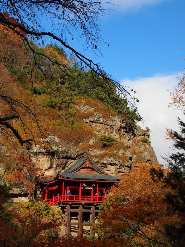 【日帰りの旅。東信濃・佐久平の紅葉巡り③】<br /><br />東信濃・佐久平の紅葉巡りの旅もそろそろ佳境に。<br /><br />小諸市街に入り、市街中心から西よりの千曲川の対岸に位置する「布引観音」にお参りすることに。<br />この釈尊寺は、「牛に引かれて善光寺参り」の伝説で有名ですが、ちょうど時期も良く、美しい黄葉に彩られた布引山の断崖絶壁に立つ朱塗りの観音堂がとても印象的でした♪<br />（お堂の舞台に立つと、足がすくみかけましたが…。）<br /><br />※本当は次の旅行記と１つにしてアップする予定だったのですが、ちょうど紅葉の写真がたまっていたので、分割してみました。ですので、スポット的には１つしかありませんがご容赦ください。ですので、タイトルの（with……）のところは……ありません。<br /><br />〔旅の行程〕<br />・布引観音<br /><br /><br />【旅行記その１】～奇岩が彩られた内山峡（with 旧中込学校）～ <br />・http://4travel.jp/traveler/akaitsubasa/album/10725053/ <br />【旅行記その２】～紅く彩られた古刹の三重塔（with 龍岡城五稜郭）～<br />・http://4travel.jp/traveler/akaitsubasa/album/10725158/ <br />【旅行記その４】～夕陽に彩られた小諸城址懐古園（with 紅葉ライトアップ）～<br />・http://4travel.jp/traveler/akaitsubasa/album/10726771