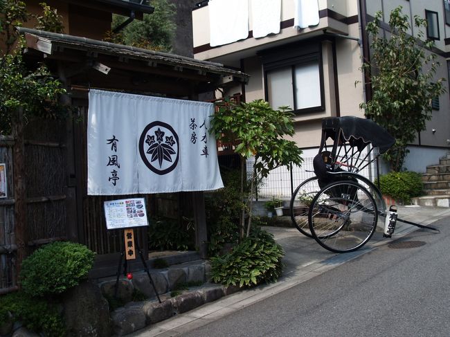 鎌倉の名物車夫として有名な青木さんがいる。還暦を過ぎても人力車を引いている。しばしば、TVやTV CMで目にする。本(「人力車が案内する鎌倉」 (光文社新書) 青木登著 (2003/9/17))も出したことがある。<br /> 青木さんは北鎌倉駅あたりに詰めているようだ。建長寺あたりですれ違うことが多い。出会えば挨拶はするが、知り合いというほどではない。友野風呂店のご主人とは親しいと聞いた。一度、鉄ノ井から少し入った小町通の人力車が詰めているところで客待ちをしていたので声を掛けたことがある。「TVなどに出ていてどうですか?」「予約が一杯入ってウハウハですわ。」と笑っていたが、予約が入るのはそうであろう。「最近、結婚なされたと聞きましたが?」「もう、3年前ですは。」と返事が返ってきた。<br /> 青梅聖天社に何度の訪れていると、朝、たまたま有風亭が目に付いた。青木さんが出発の準備で人力車を一生懸命に整備している最中だ。声は掛けずに青梅聖天社に向かった。青梅聖天社からの帰り道にはもう人力車は出払った後で、青木さんの姿はなかった。<br /> 茶房「有風亭」や着物教室は奥さんがやっている。私は鎌倉一の彼岸花の名所としている青梅聖天社にお客を案内したことがあるのだろうかが気になるところだ。また、早春なら梅と水仙が咲き誇るところでもあることも確認している。お客さまも、地元の人に人力車で彼岸花や梅と水仙の名所であるこうした小さな社の青梅聖天社を案内されたら、きっと鎌倉のガイドブックにはない楽しみが満喫できるだろう。<br />(表紙写真は有風亭)