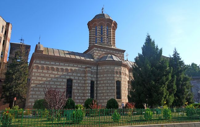 最後の日の散歩は，まず0820革命広場のクルツレスク教会へ．入口のポーチのフレスコ画はまるで５つの修道院の様．やはりわかりやすく素晴らしい．中が見られなかったので散歩の最後にもよった．ビクトリア通りを南に歩き，古き良きブカレストのビル群を堪能する．これだけの素晴らしい建物が共産党一党独裁の下にあったとは信じられない．クルテアヴェケ教会のレンガ造りの素朴さも素晴らしかった．旧王宮は何も残っていないが，係員の人が親切に案内してくれた．0928王宮見学を終わる．月曜日なので博物館が休みなのが惜しい．