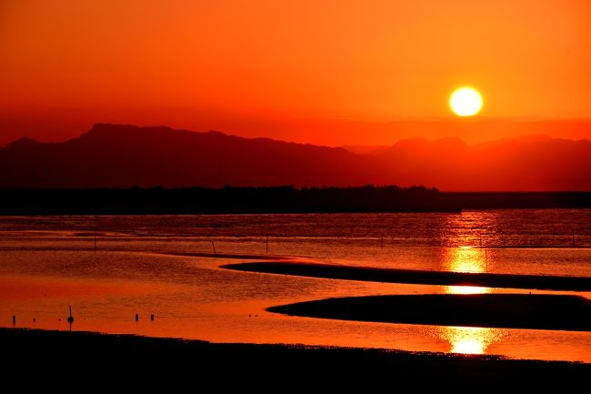 　日の入り17：10、天気良し！<br />　最干潮18：12＝127.5?、汐良し！<br /><br />　夕陽百選に選ばれている真玉海岸へ、夕陽を見に行きました。<br />　真玉海岸は、夏は海に沈む夕陽を拝むことができる絶景の場所であり、遠浅の海岸に出来る干潟の模様と夕陽が美しい夕暮れを演出します。　また、この日は、国東半島アートプロジェクトの一団と遭遇いたしました。<br /><br />　<br />　