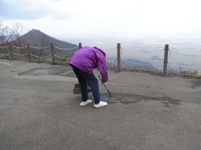 １１月１８日(日）今年最後の弥彦山登山を敢行いたしました。<br />心配してた雨も、７時前にやみました。あとは（晴れて下さい）の神頼み。<br />小学生７人引率。NOZO（５女）は、イケメン（６男）が２人参加なので喜んでました（なんなんだあ）<br />時間の都合で、ロープウエーの使用が「昇りか降り」で揉めましたが、のぼりに決定。３年女２人はブツブツとふてくされてました。３０分待ちで山頂駅に到着。寒さで、ブルってまししたがナントか山頂神社まで往復して、レストラン(九合目近く）の軒下で昼食してから下山、途中８合目を過ぎてから、勝手に命名した「地獄降り」を６年男２人）と三人で、五合目まで、殆んどロープにつかまりながら頑張りました。五合目で全員集合してから、ふもとの茶までGO!!なお、NOZO(５女）とKAE(４女）とRIK（２男)と４人で、三合目近くまで「鬼下り」を楽しみました。<br />茶屋では、みんなでコンニャクやラムネなどで疲れを取りました。茶屋のおじさんは「みんなでドウゾ」と茹でタマゴを下さいました（有難うございました）そして「来年、又来ます」と挨拶してサヨナラしました。