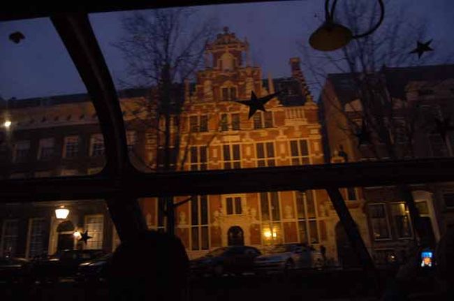アムステルダムの夜はどんな感じかな？<br />夕方の六時頃から、夜の九時過ぎまで遊んできました。<br />ヨーロッパで、治安が比較的良いと言われている、この町ですが、女性の一人歩きは、どうなのかな？<br />ダム広場とか、大通りは、明るめだし大丈夫かも。でも、中心地を離れると路地は人気が無いところもあるので、気をつけて下さい。私は複数でしたので、なんの危険にも巻き込まれませんでした。<br /><br />このたびのメインはなんといっても、夜の運河クルーズでした。