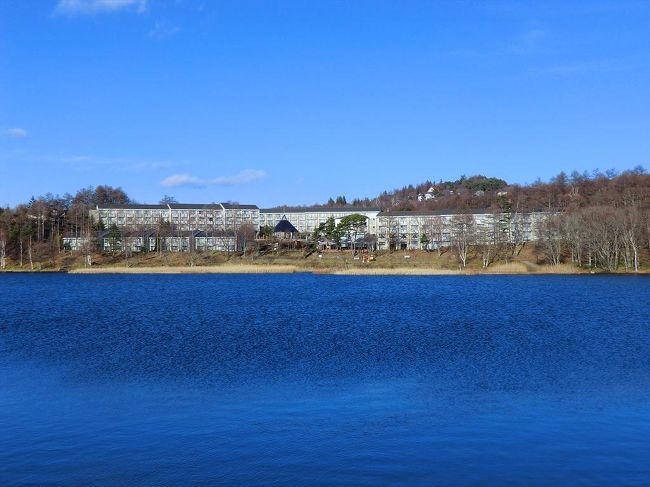 雪化粧をした八ヶ岳・蓼科山と山麓のカラマツの黄葉の写真を撮りたくてホテルアンビエント蓼科（写真）に1週間泊まってきた。残念ながら、先日降った雪は溶けて少なくなり、カラマツの黄葉は既に遅しという感じである。何とも魅力に欠ける八ヶ岳・蓼科の風景である。ただし、雪が降ると周囲は一変し冬景色となる。この変化が素晴らしい。<br /><br />私のホームページ『第二の人生を豊かに―ライター舟橋栄二のホームページ―』に旅行記多数あり。<br />http://www.e-funahashi.jp/<br />