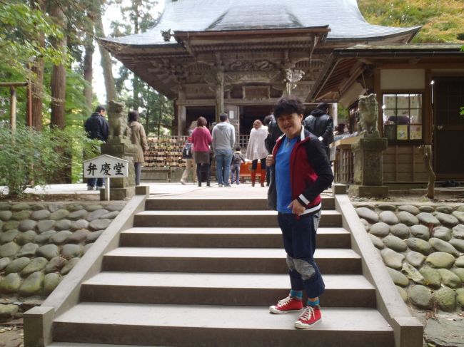 一関の宿よりタクシーで平泉駅前へ。<br />毛越寺と中尊寺を訪れました。<br />平泉は建築遺産は多いと言えば多いが<br />遺産のうちの半分は跡地で立札にがらーんとした<br />芝地の史跡が多かった。毛越寺も境内の半分が跡地。<br />逆に中尊寺は見る所が沢山。<br />平泉の見所の7割はここ。<br />はっきり言って1日は中尊寺の為に確保すべしという感想でした。<br />金色堂は生きているうちに観れて良かったという思いでした。<br /><br />あ、本堂とか撮ってないや(汗)<br /><br />中尊寺: http://www.chusonji.or.jp/<br />毛越寺: http://www.motsuji.or.jp/<br />平泉: http://hiraizumi.or.jp/<br />岩手県交通(平泉巡回バス): http://bit.ly/UOznrV