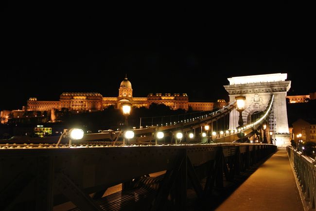 さて、中欧での最後の夜。<br />ブダペストは『ドナウの真珠』と和ばれているように、その景観がとても美しいことで有名ですが、とりわけ夜景は必見！<br />…とよく聞くので、夜景散歩してきました。